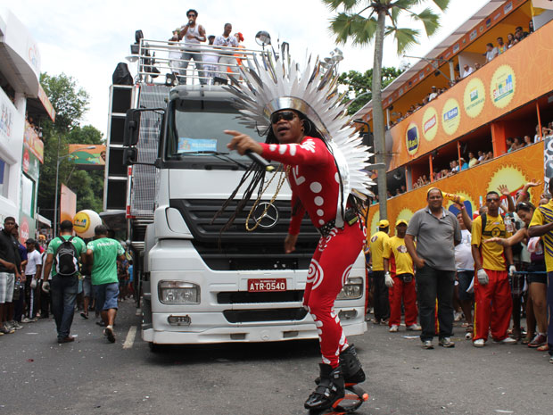 Carlinhos Brown usa sapato 'saltitante' para desfilar com Timbalada no Campo Grande, em Salvador, neste domingo (Foto: Edgar de Souza/G1)