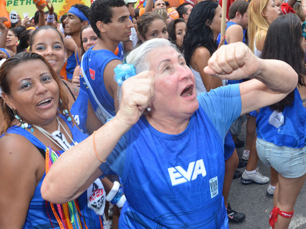 Dinea Farias, 75 anos, disse que se sente com 15 anos quando desfila no bloco Eva em Salvador (Foto: Eduardo Freire/G1)