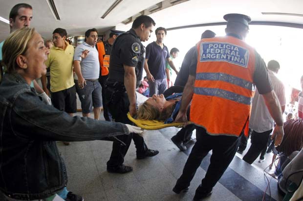 Feridos são retirados do local do acidente nesta quarta-feira (22) em Buenos Aires (Foto: Enrique Marcarian/Reuters)