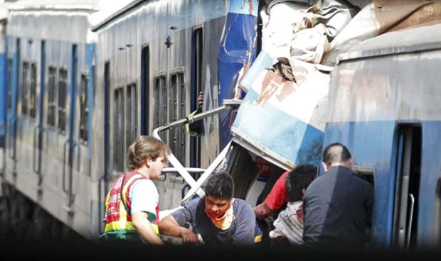 Feridos são retirados de vagões do trem acidentado nesta quarta-feira (22) em Buenos Aires (Foto: Reuters)