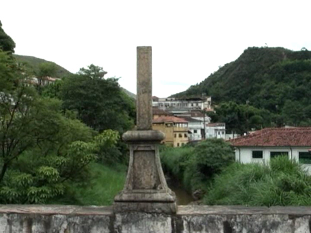 Parte da cruz do século XIX depredada durante o carnaval de Ouro Preto (Foto: Reprodução TV Inconfidentes Ouro Preto)