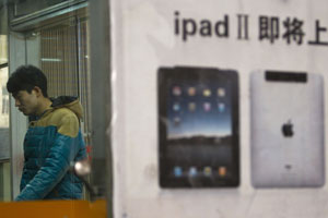 Loja de eletrônicos em Pequim mostra propaganda do iPad, marca que está sendo disputada na China (Foto: Alexander F. Yuan/AP)