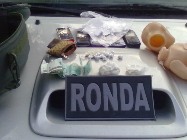 Droga estava escondida dentro de boneca em residência no Crato (Foto: Polícia Militar/ Divulgação)