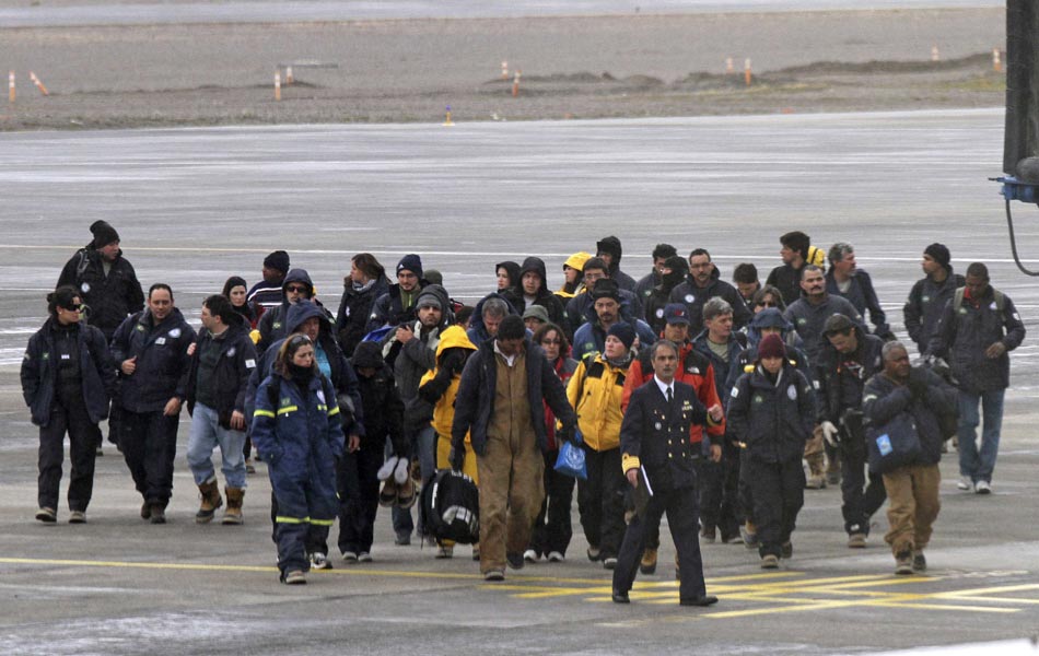 Pesquisadores brasileiros chegam ao aeroporto de Punta Arenas, no Chile, após o incêndio na Estação Antártica Comandante Ferraz