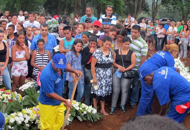 Garoto morto em acidente com jet ski é enterrado (Foto: Marcelo Mora/G1)