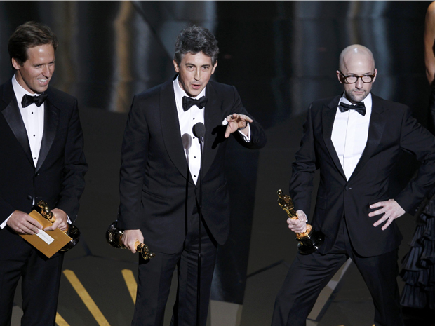 Os vencedores do Oscar de roteiro adaptado (da esq.): Alexander Payne, Nat Faxon e Jim Rash, de 'Os descendentes' (Foto: Reuters/Gary Hershorn )