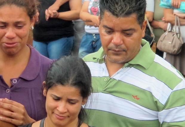 Pais acompanham o enterro (Foto: Marcelo Mora/G1)