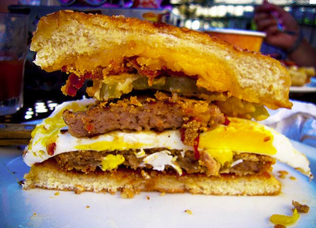 Restaurante de Nova York (EUA) criou o 'Heart Attack Sandwich' (sanduíche do ataque cardíaco), que conta com cerca de 3 mil calorias. (Foto: Reprodução)
