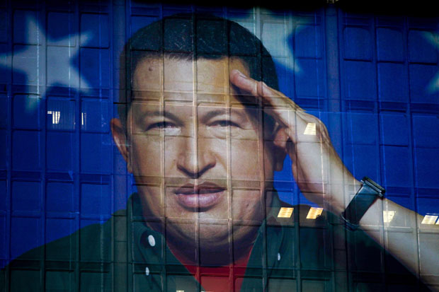 Imagem do presidente Hugo Chávez decora parede da sede da PDVSA, companhia petroleira estatal da Venezuela, em Caracas (Foto: Jorge Silva/Reuters)