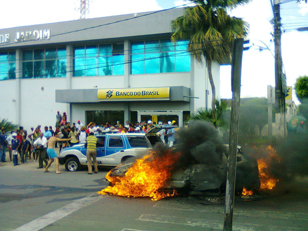 Grupo assalta agências bancárias em Amargosa, na Bahia, e faz reféns (Foto: Jadson Ribeiro/ Amargosa News)