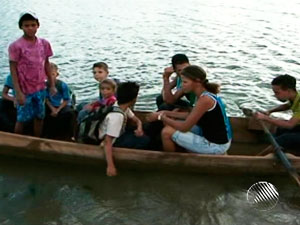 Seca impede travessia de balsa e crianças usam canoa para estudar (Foto: Reprodução/TV Suodeste)