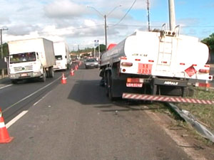 Caminhão carregado de combustível sai da pista e congestiona BR-324 (Foto: Imagem/TV Subaé)