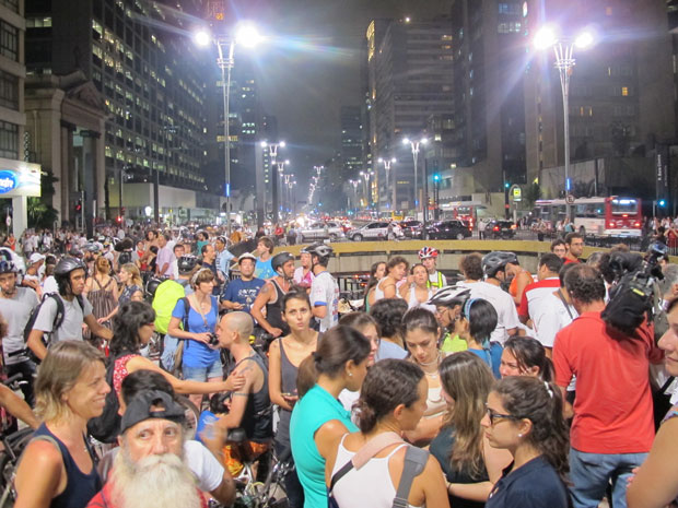 Dezenas de ciclistas e cicloativistas estão reunidos na Praça do Ciclista na Avenida Paulita. (Foto: Marcelo Mora/G1)