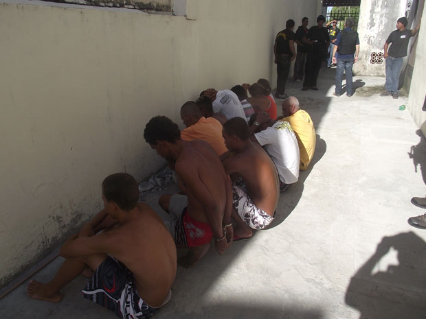 No total, 11 pessoas foram presas sob suspeita de tráfico de drogas e associação ao crime em Canavieiras, sul da Bahia (Foto: Polícia Civil/ Divulgação)