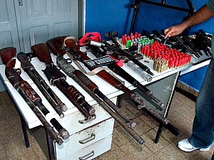 Armas e munição encontrada com suspeitos de assalto a banco no município de Catarina (CE).  (Foto: Jonatas Vieira e Paulo Roberto)