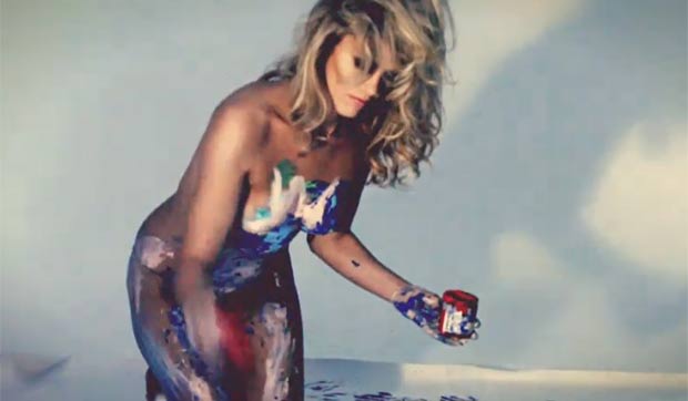 Na hora de pintar quadros, a americana Meredith Ostrom dispensa pincéis. Ela criou uma técnica mais sensual: ela cobre o corpo com tinta e depois encosta na tela em branco. (Foto: Reprodução/YouTube)