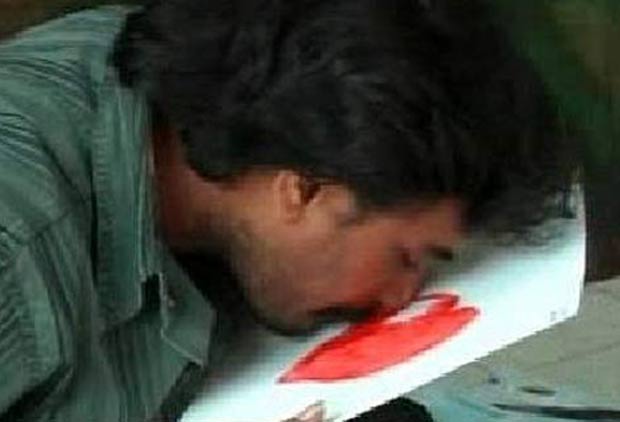 Em vez de pincéis, o indiano Sachivalu Rambabu usa o nariz para pintar seus quadros na cidade de Hyderabad, no estado de Andhra Pradesh (Índia). Rambabu afirmou que utiliza o nariz para pintar suas obras de arte desde 2001. (Foto: Reuters)