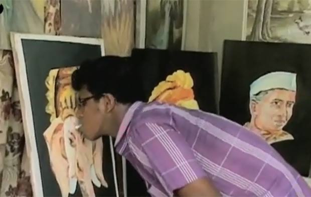artista indiano Ani K, que mora em Kerala, na Índia, descobriu uma forma diferente para pintar suas telas. Ele faz sucesso ao usar a língua como pincel. (Foto: Reprodução)