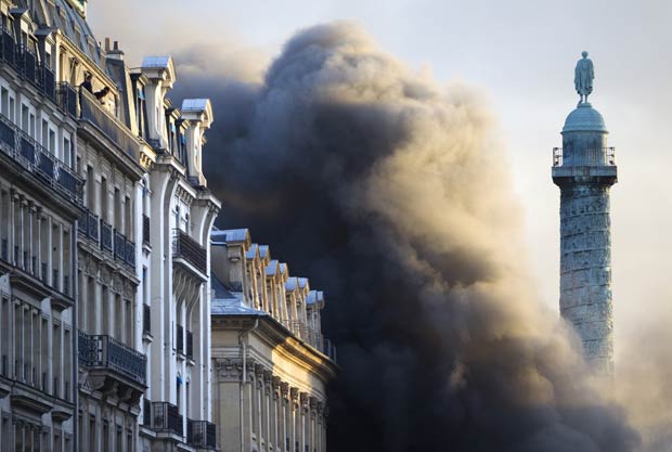 Fumaça-se ergue-se sobre a Place Vendôme, em Paris, nesta quinta-feira (8). Um incêndio em um estacionamento subterrâneo deixou um ferido leve, segundo as autoridades (Foto: Charles Platiau/Reuters)