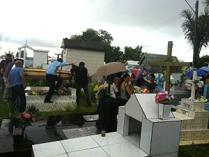 Jovem foi enterrada no Cemitério São João Batista (Foto: Tiago Melo / G1 AM)
