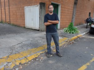 Paulo em uma das vagas onde estacionou em Piracicaba (Foto: Eduardo Guidini/G1)