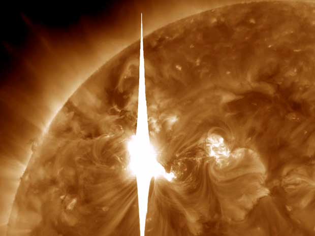 Imagem fornecida pela Nasa mostra ‘labareda’ solar já em direção à Terra.  (Foto: Nasa / AP Photo)