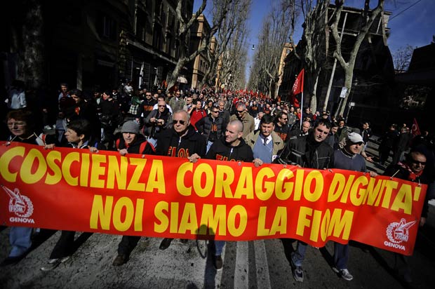 Manifestantes marcham no centro de Roma nesta sexta-feira (9) (Foto: AFP)