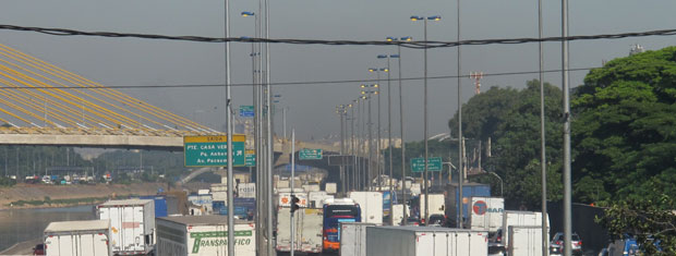 Motoristas enfrentam lentidão na Marginal Tietê às 9h10 desta sexta (9) (Foto: Juliana Cardilli/G1)