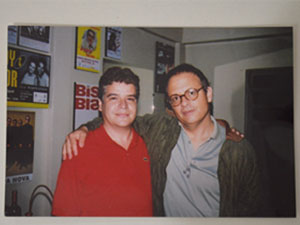 Uma das fotos que Edson tem com o ídolo Guilherme Arantes (Foto: Arquivo Pessoal)