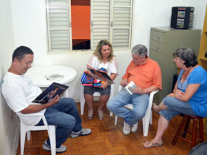 Edson possui um QG em casa onde se reúne com outros fãs (Foto: Tiago Campos/G1)