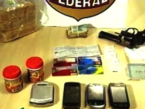 Suspeito foi encontrado com cocaína, dinheiro e arma (Foto: TV Verdes Mares Cariri/ Reprodução)