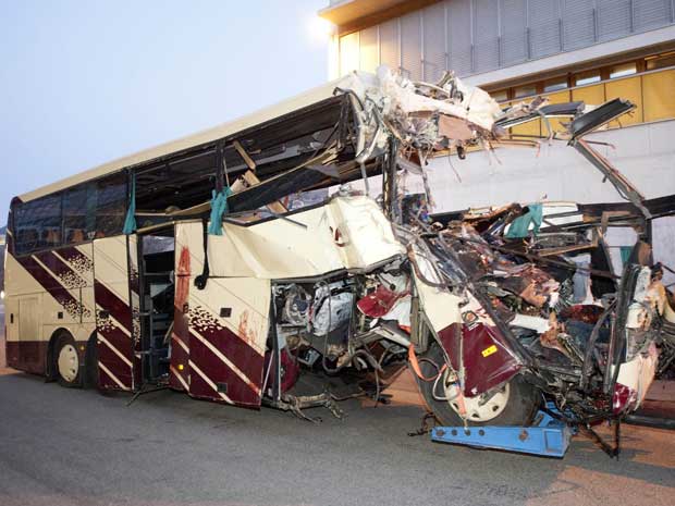 52 pessoas estavam no ônibus; 28 morreram. (Foto: Keystone, Laurent Gillieron / AP Photo)