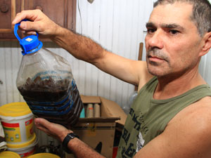 Comerciante Luiz Henrique Valim montou um estoque capaz de alimentar 50 pessoas por um ano (Foto: Cleiton Thiele/Agência RBS)