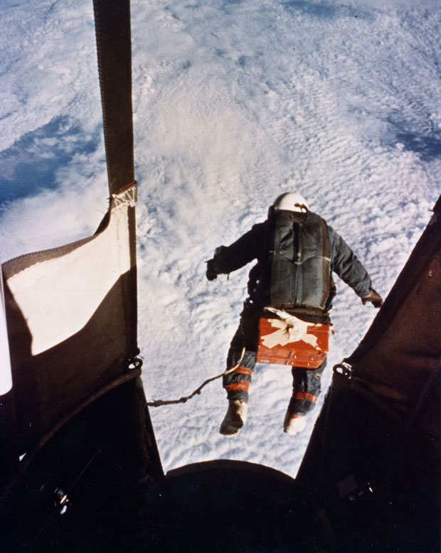 O militar Joe Kittinger salta para o recorde em 16 de agosto de 1960 (Foto: AP/Força Aérea dos EUA)