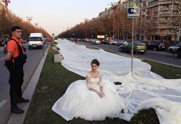 Vestido de noiva bateu recorde com uma cauda de 2.750 metros. (Foto: Radu Sigheti/Reuters)
