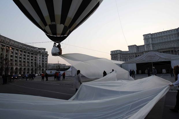 Modelo subiu em balão para exibir a cauda gigante do vestido. (Foto: Radu Sigheti/Reuters)