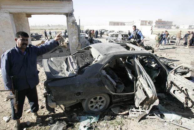 Oficial em local de explosão nesta terça-feira (20) na cidade iraquiana de Kirkuk (Foto: Reuters)