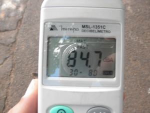 Decibelímetro, aparelho que mede os decibéis do som marca 84.7 a 7m de distânca em Salto Grande, SP (Foto: divulgação/SSP)