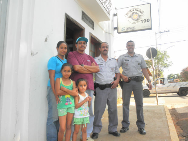 Amir e sua família visitaram a Polícia Militar da cidade (Foto: Polícia Militar/Cesário Lange)