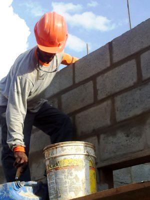 Construtora trouxe do Acre refugiados haitianos para trabalhar em Limeira (Foto: Lana Torres / G1)