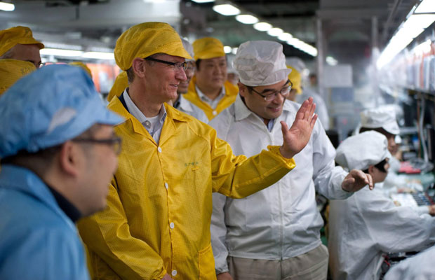 Tim Cook visita fábrica recém-construída da Foxconn na China (Foto: Apple/Reuters)