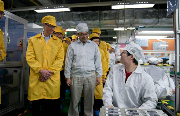 Tim Cook conheceu a linha de produção do iPhone na nova fábrica da Foxconn na China (Foto: Apple/Reuters)