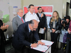 Alckmin assina autorização para obras da Linha 17 (Foto: Juliana Cardilli/G1)