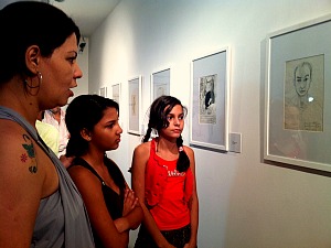 Gisele e sua filha apreciam as obras expostas (Foto: Mônica Dias)