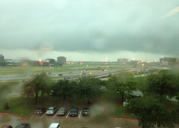 Vista do temporal da janela de Benny Tuler, no escritório onde ele trabalha em Irving, no Texas (Foto: Benny TullerArquivo pessoal)