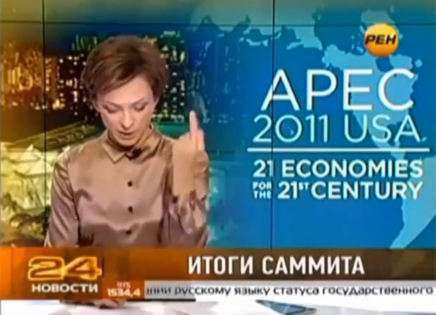 Em 2011, a apresentadora russa Tatyana Limanova foi demitida porquee fez um gesto obsceno durante um programa da emissora de TV ‘Ren’. Ela estava falando sobre o fórum de Cooperação Econômica Ásia-Pacífico (Apec) quando exibiu um dos dedos em riste. A jor (Foto: Reprodução)