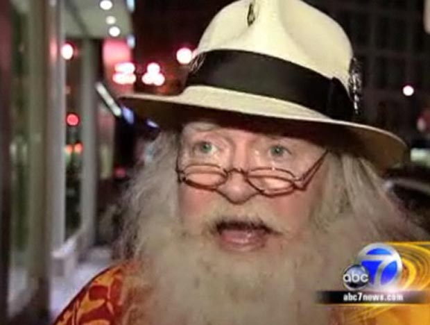 Em dezembro de 2010, o norte-americano John Toomey, que trabalhava havia 20 anos como Papai Noel na loja de departamentos Macy's em San Francisco (EUA), foi demitido porque teria feito uma piada de mau gosto. (Foto: Reprodução)