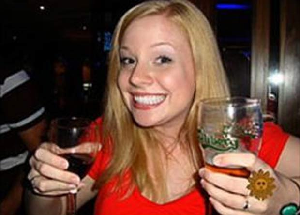 Em 2011, a professora americana Ashley Payne foi obrigada a pedir demissão de uma escola no estado da Geórgia (EUA), porque publicou fotos suas na internet em que aparecia segurando bebidas alcoólicas. (Foto: Reprodução)