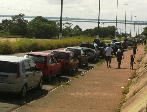Por volta de 9h, havia cerca de 220 veículos na fila de embarque da travessia do Rio Amazonas (Foto: Carlos Eduardo Matos/G1 AM)
