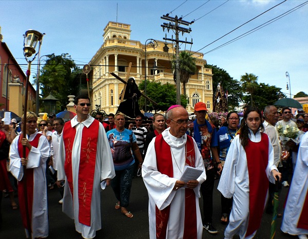 Via Sacra contou com a participação do arcebispo de Manaus, Dom Luiz Soares Vieira (Foto: Girlene Medeiros/G1AM)